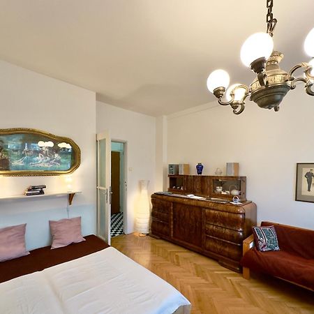 Apartment Sedlcanska - You Will Save Money Here - Equipped With Antique Furniture Prága Kültér fotó