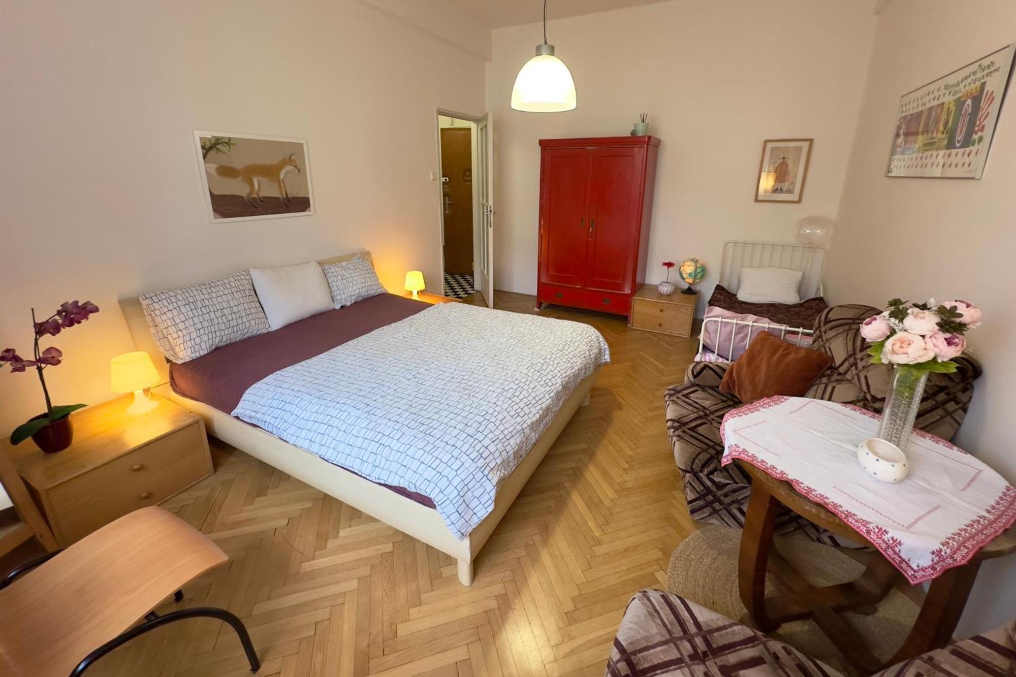 Apartment Sedlcanska - You Will Save Money Here - Equipped With Antique Furniture Prága Kültér fotó
